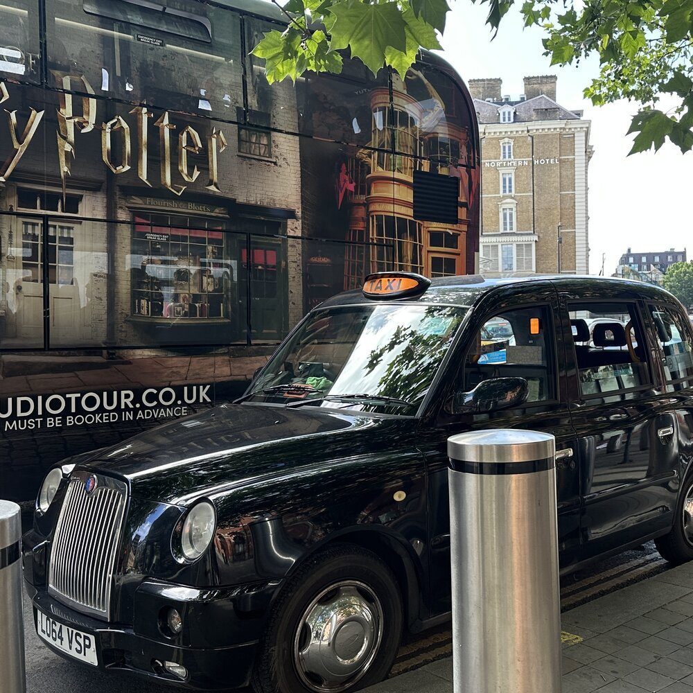 Czarna londyńska taksówka przy stacji King’s Cross