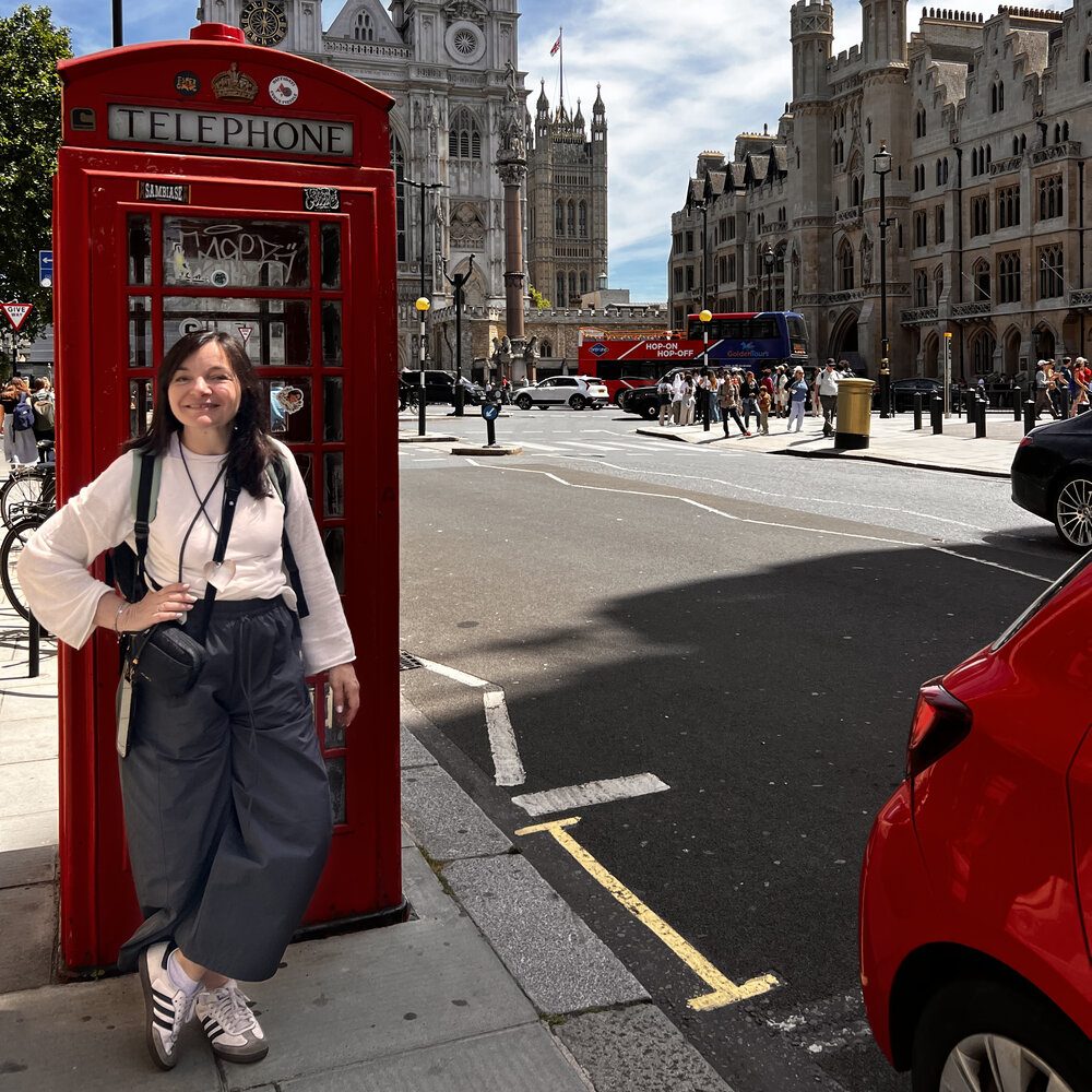 Czerwona budka telefoniczna, w tle Westminster Abbey