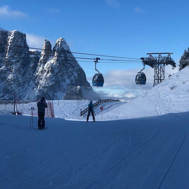 Gondola na tle szczytów Schlern