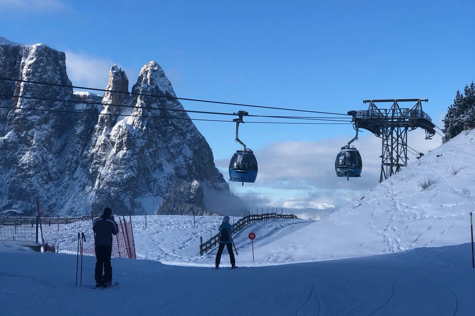 Gondola nad stokiem w Alpe di Siusi, w tle ośnieżone szczyty Dolomitów