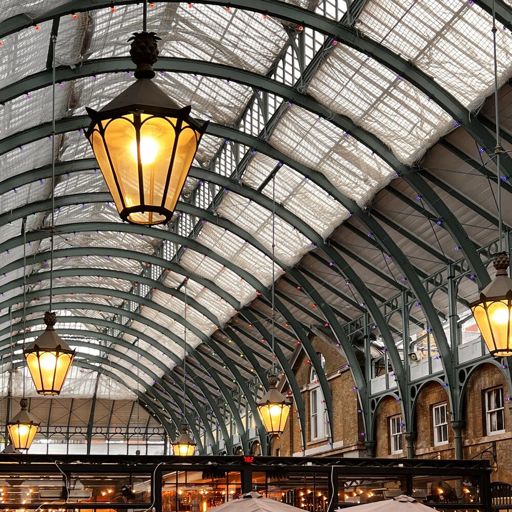 Hala targowa Covent Garden z latarniami pod szklanym dachem