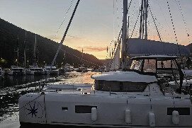 Katamaran w marinie o zachodzie słońca