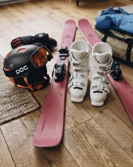 Narty, buty i kask przygotowane do spakowania