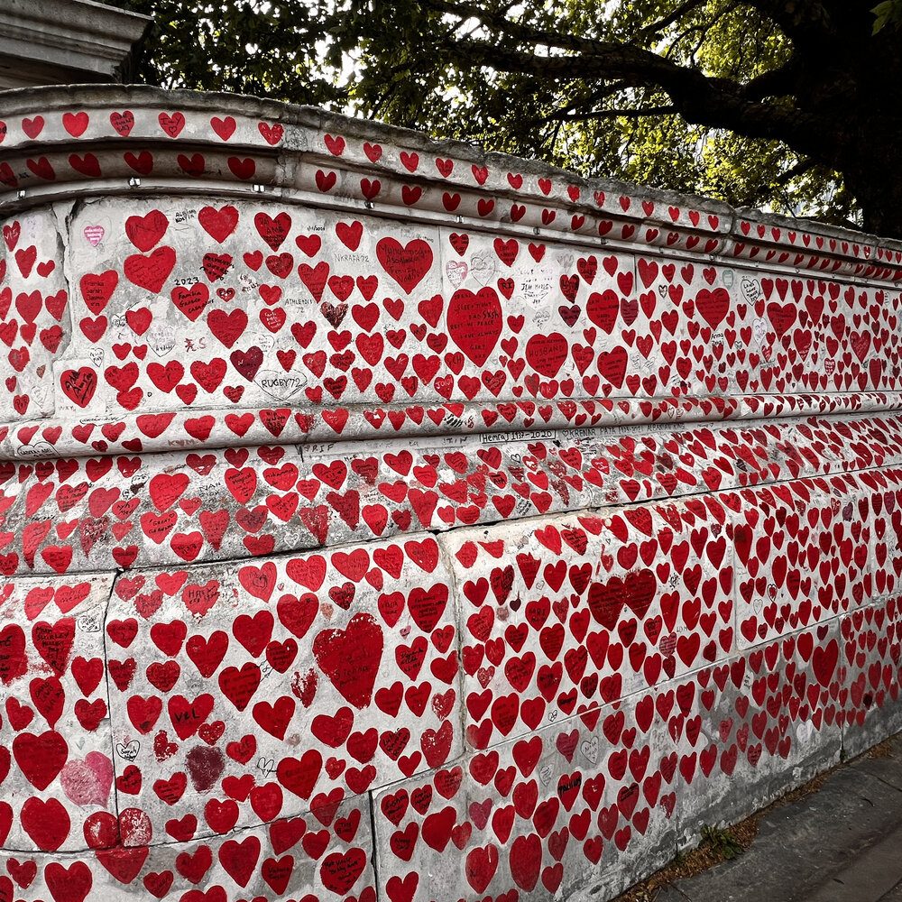 National Covid Memorial Wall – mur pokryty czerwonymi sercami