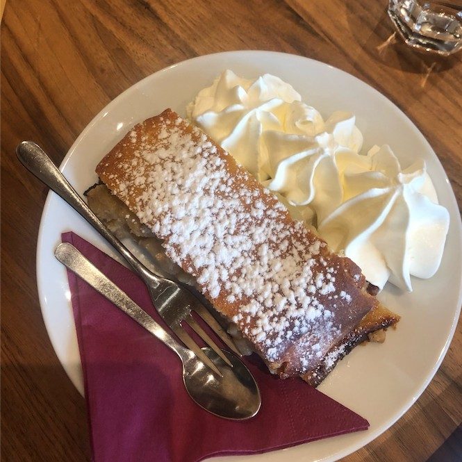 Strudel jabłkowy z bitą śmietaną