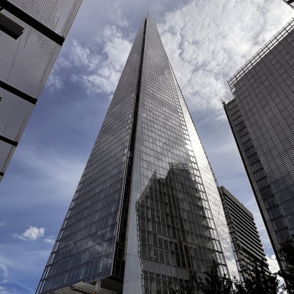 Wieżowiec The Shard widziany z dołu