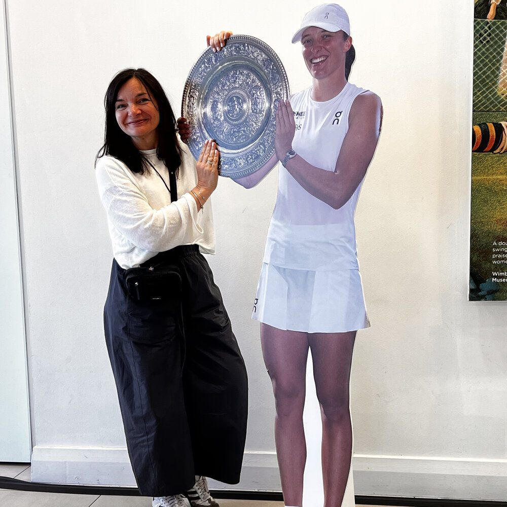 Zdjęcie z trofeum w Muzeum Wimbledonu